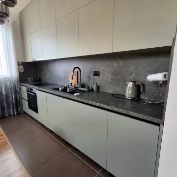 Moderna kuhinja sa ugrađenim elementima i sudoperom. - image 3