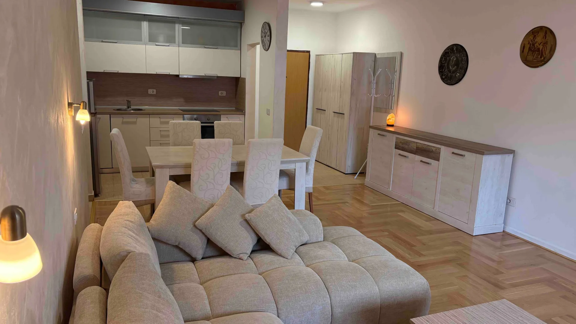 Izdavanje, jednosoban stan, 84m², Bonići, Tivat