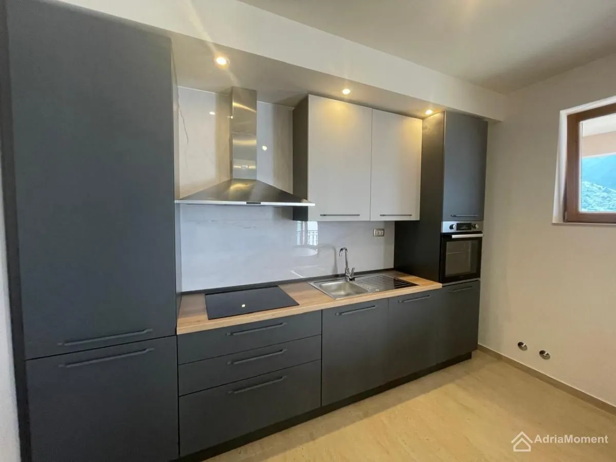 Prodaja, dvosoban stan, 106m², Dobrota, Kotor