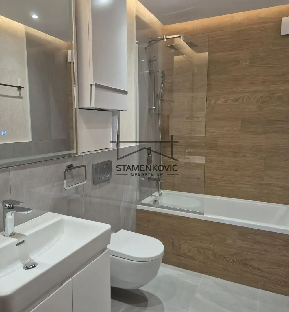 Izdavanje, četvorosoban stan, 95m², Adamovićevo Naselje, Novi Sad Sve Podlokacije