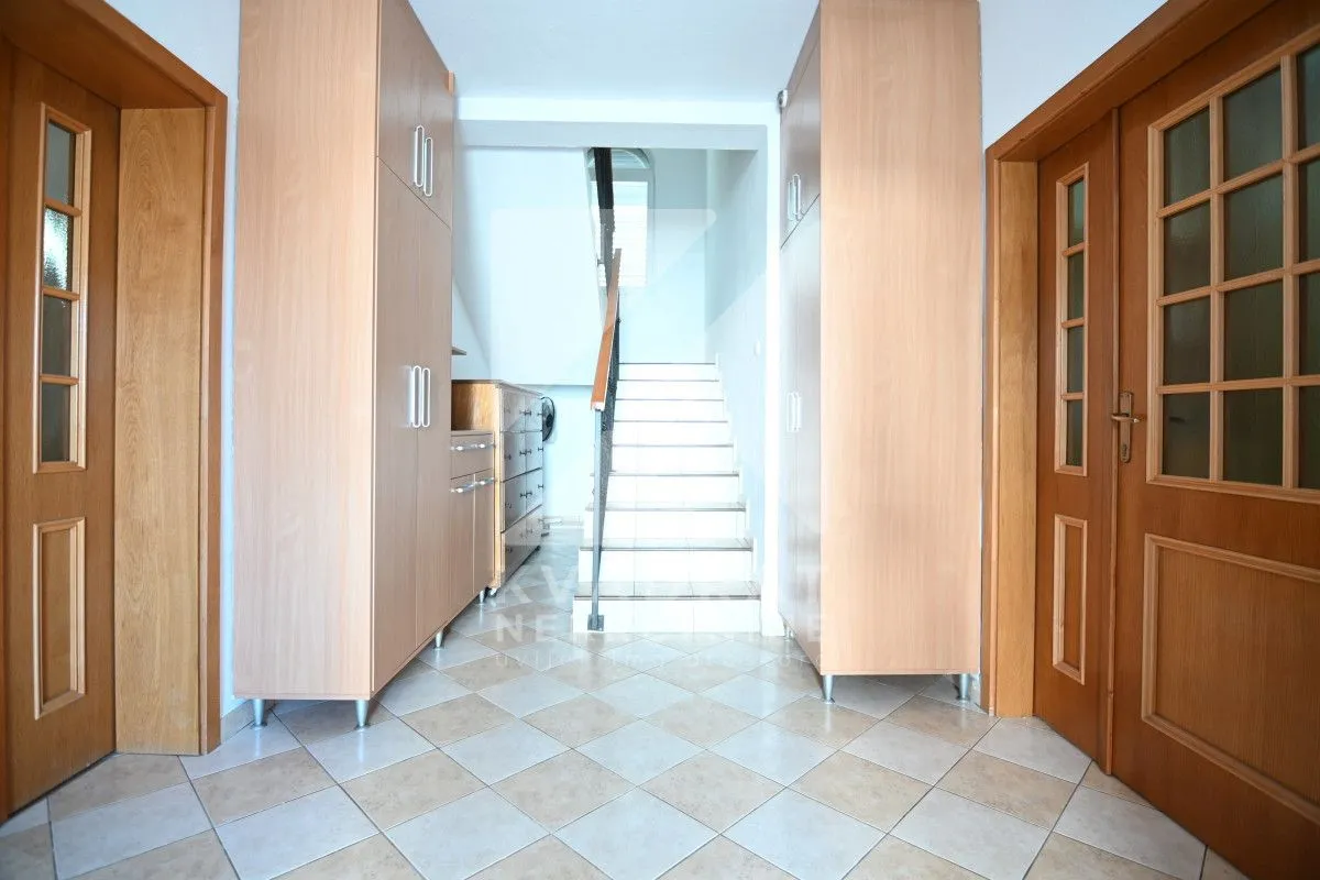 Rent, house, 400m², Zlatica, Podgorica
