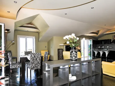 Rent, one bedroom apartment, 118m², Centar, Tivat - image 1