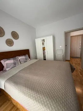 Namještena spavaća soba sa bračnim krevetom, garderoberom i laminatom. - image 5