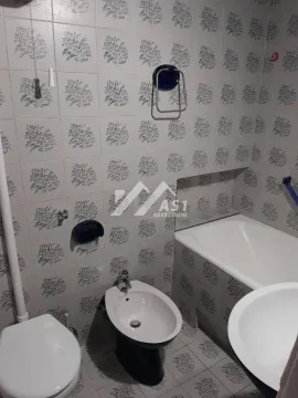 Kupatilo opremljeno sanitarijama, kadom i zidnim pločicama sa dezenom. - image 2