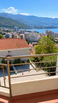 Pogled sa terase na grad, planine i more. - image 10