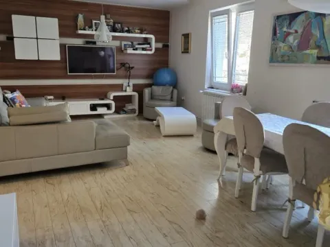 Izdavanje, trosoban stan, 70m², Slavija, Vračar Sve Podlokacije