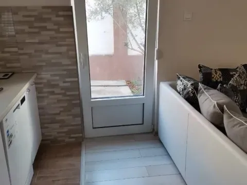 Izdavanje, kuća, 40m², Stari Aerodrom, Podgorica - image 4