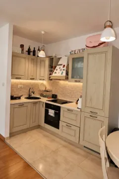 Manja opremljena kuhinja u bež tonovima sa ugradnim elementima. - image 3