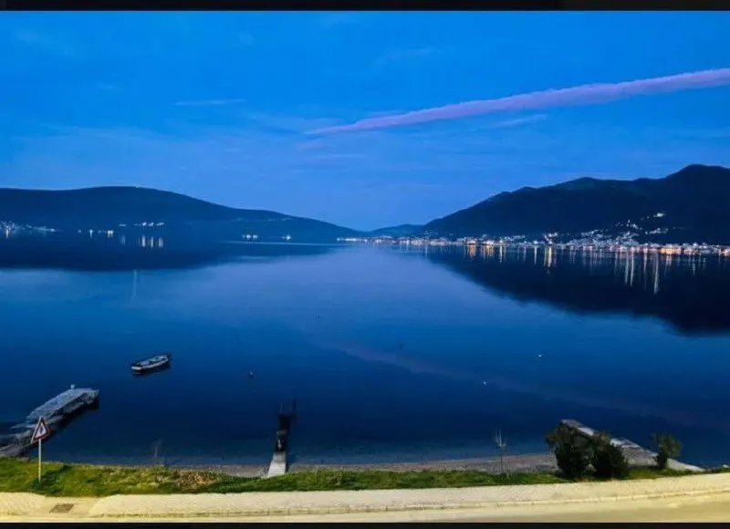 Pogled na zaliv i planine u sumrak.