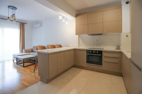Moderna kuhinja povezana sa dnevnim boravkom u svetlim tonovima. - image 5