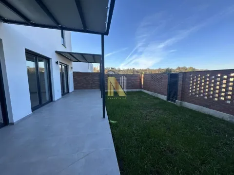 Izdavanje, četvorosoban stan, 205m², Alibegovac, Petrovaradin - image 11