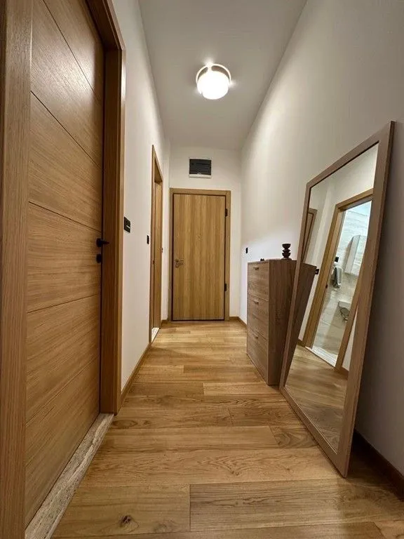 Izdavanje, dvosoban stan, 83m², Kod Capital Plaze, Podgorica