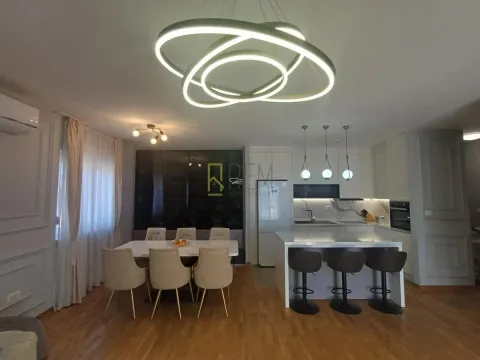 Moderna kuhinja sa trpezarijom i šankom. - image 6