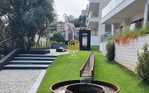 Uređeno dvorište zgrade sa stazama, travnjakom i vodenim elementom. - image 6