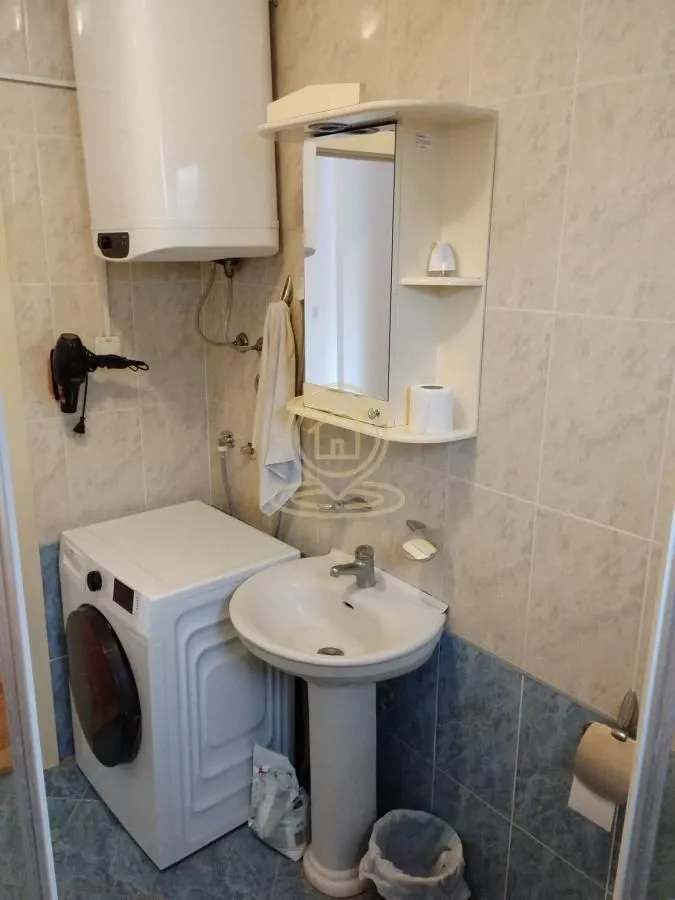 Kupatilo sa umivaonikom, mašinom za veš i bojlerom.