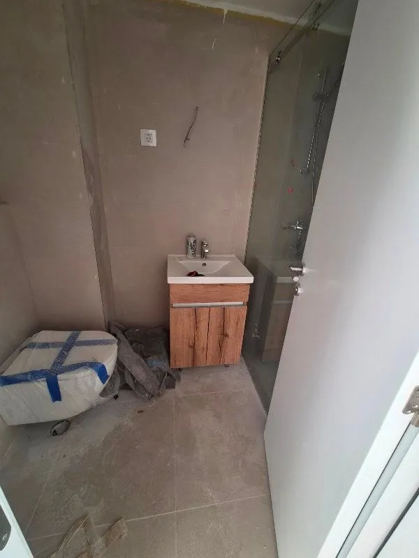 Kupatilo u fazi završnih radova sa ugrađenom sanitarijom.