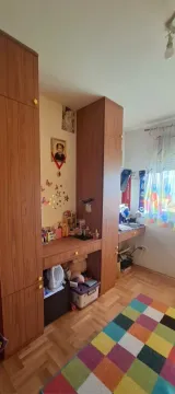 Dječija soba sa drvenim plakarima i radnim stolom. - image 4