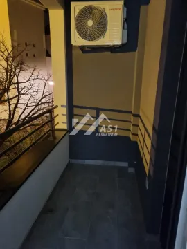 Natkriveni balkon sa spoljnom jedinicom klima uređaja i metalnom ogradom. - image 10