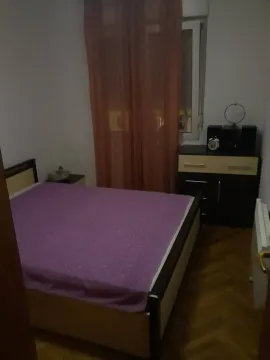 Manja spavaća soba sa bračnim krevetom i prozorom. - image 5