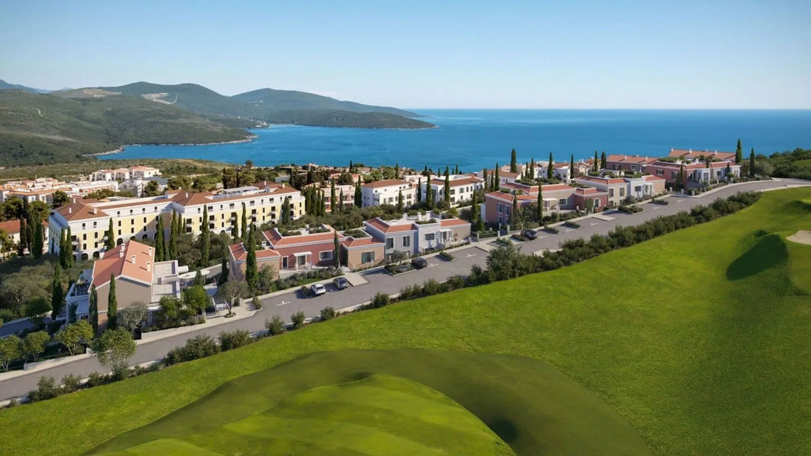 Pogled iz vazduha na stambeni kompleks uz more.