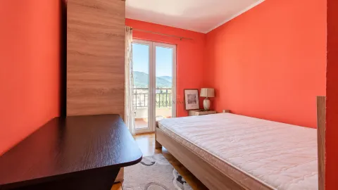 Spavaća soba sa krevetom, garderoberom i izlazom na terasu. - image 7