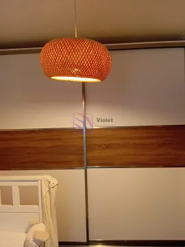 Spavaća soba sa velikim garderoberom i visećom lampom. - image 7