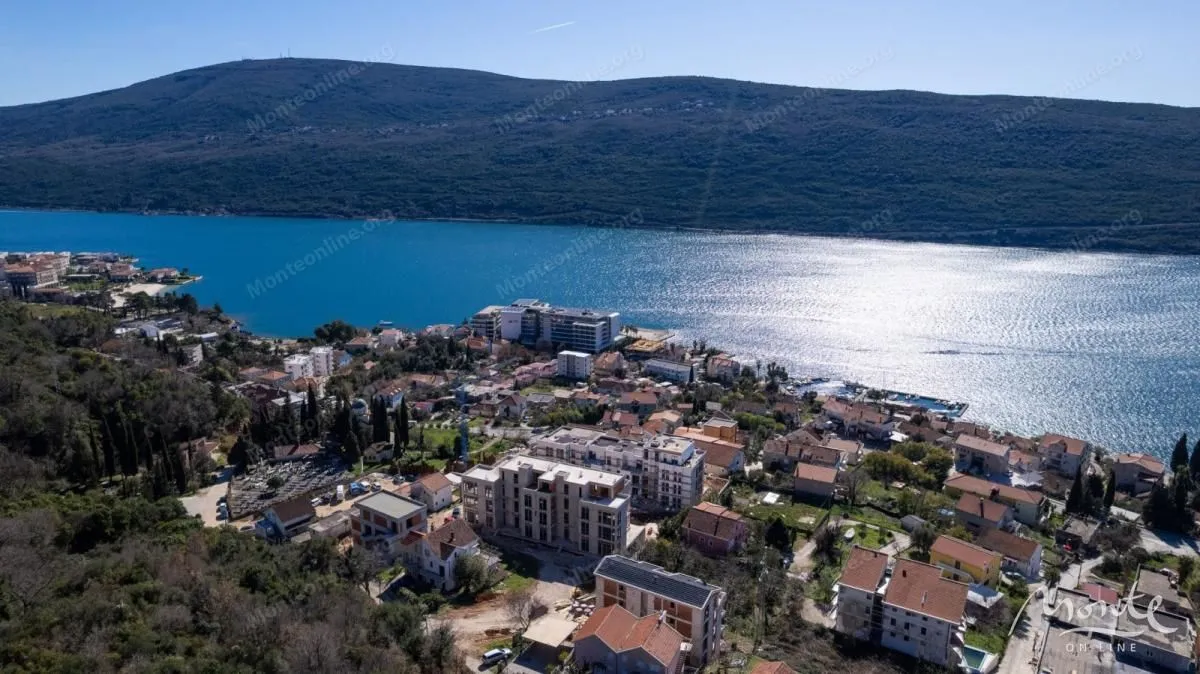Pogled iz vazduha na obalu mora i naselje.