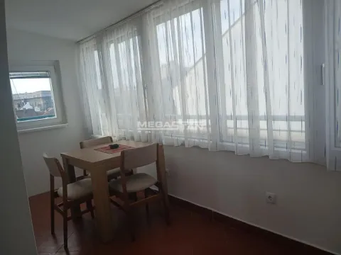 Zastakljena terasa sa trpezarijskim stolom i stolicama. - image 7