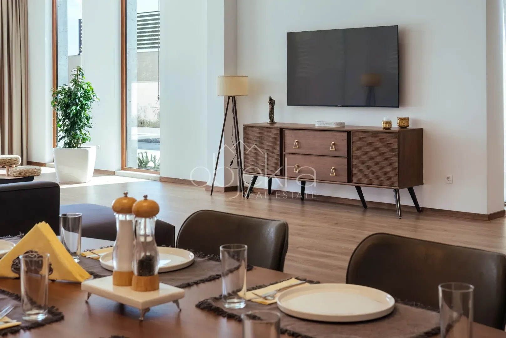 Spacious living room with a dining table and a TV cabinet.