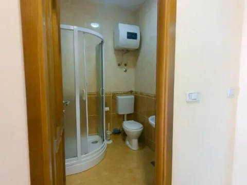 Izdavanje, poslovni prostor, 42m², Centar, Podgorica - image 3