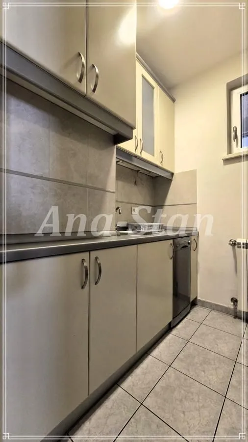 Izdavanje, trosoban stan, 89m², Savski Venac, Beograd
