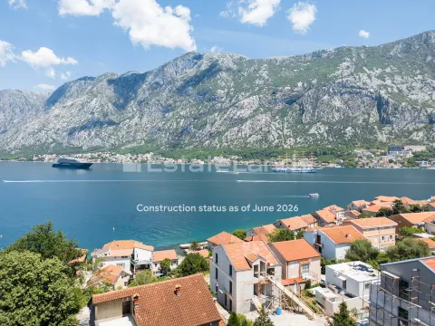 Pogled na more i planine iz apartmana. - image 7