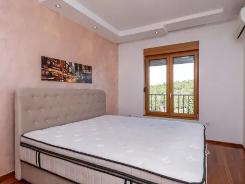 Rent, four bedroom apartment, 140m², Podgorica, Crna Gora - image 9