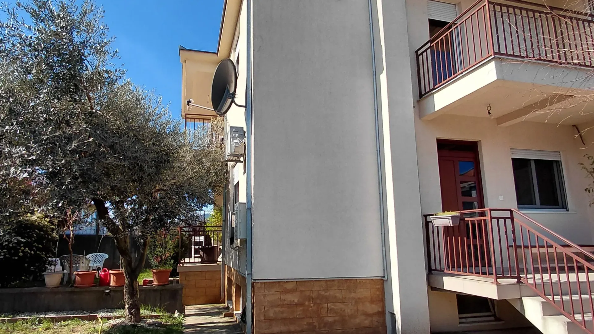 Izdavanje, kuća, 220m², Tološi, Podgorica