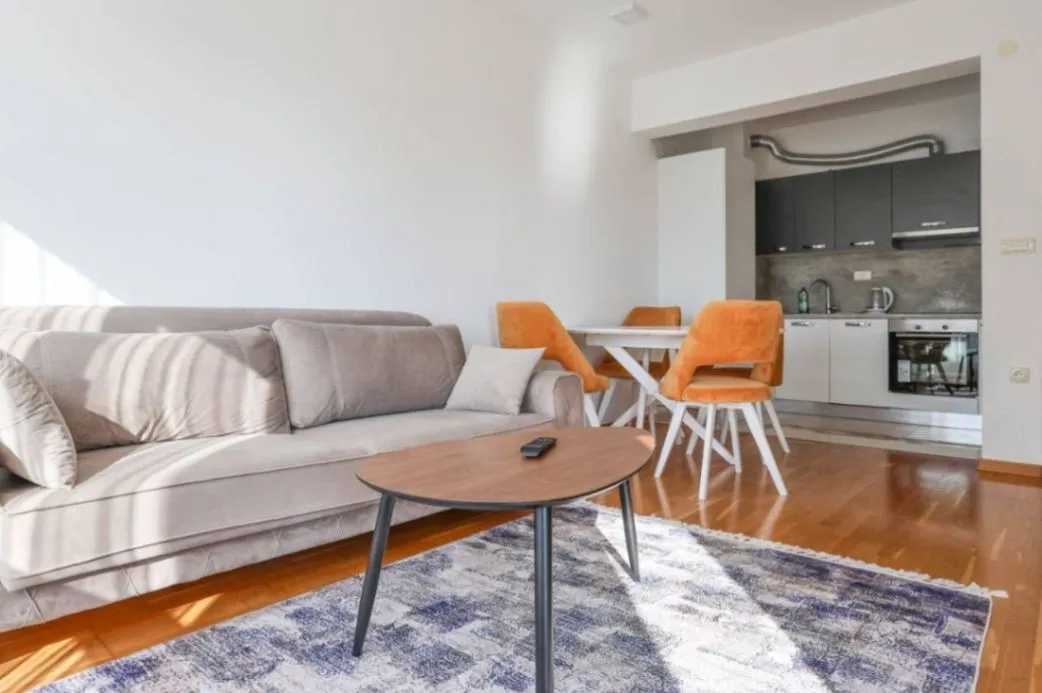 Izdavanje, dvosoban stan, 64m², Bečići, Budva