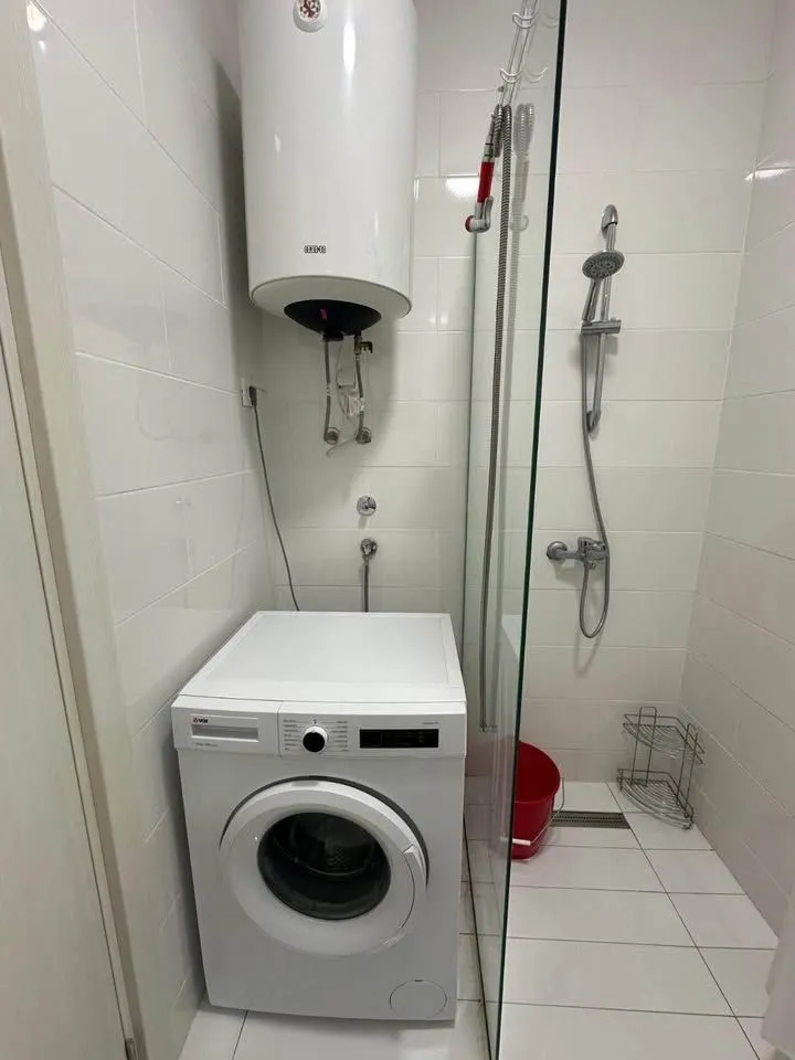 Kupatilo sa tuš kabinom, bojlerom i veš mašinom.