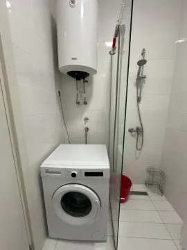 Kupatilo sa tuš kabinom, bojlerom i veš mašinom. - image 10