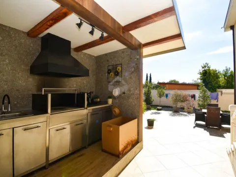 Izdavanje, kuća, 300m², Zabjelo, Podgorica - image 25