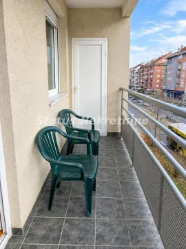 Manji balkon sa plastičnim stolicama i pogledom na ulicu. - image 10