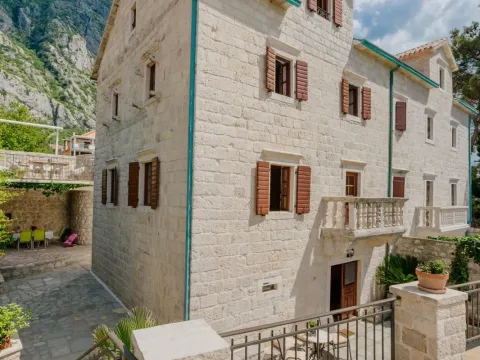 Prodaja, kuća, 370m², Kotor, Crna Gora