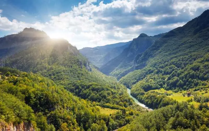 Prelijep pogled na planinski krajolik i kanjon rijeke.