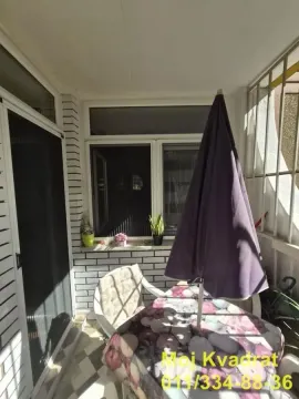 Natkrivena terasa sa stolom, suncobranom i stolicom. - image 4