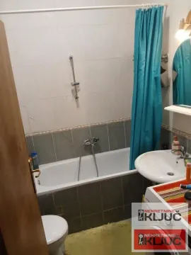 Manje kupatilo sa kadom, umivaonikom i toaletom. - image 8
