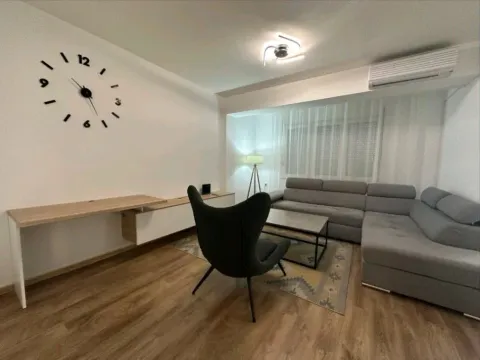 Izdavanje, dvosoban stan, 63m², Centar, Tivat - image 2