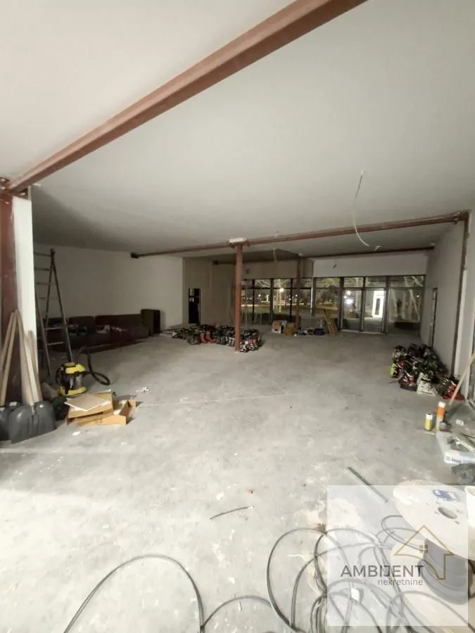 Izdavanje, poslovni prostor, 700m², Čukarica, Beograd