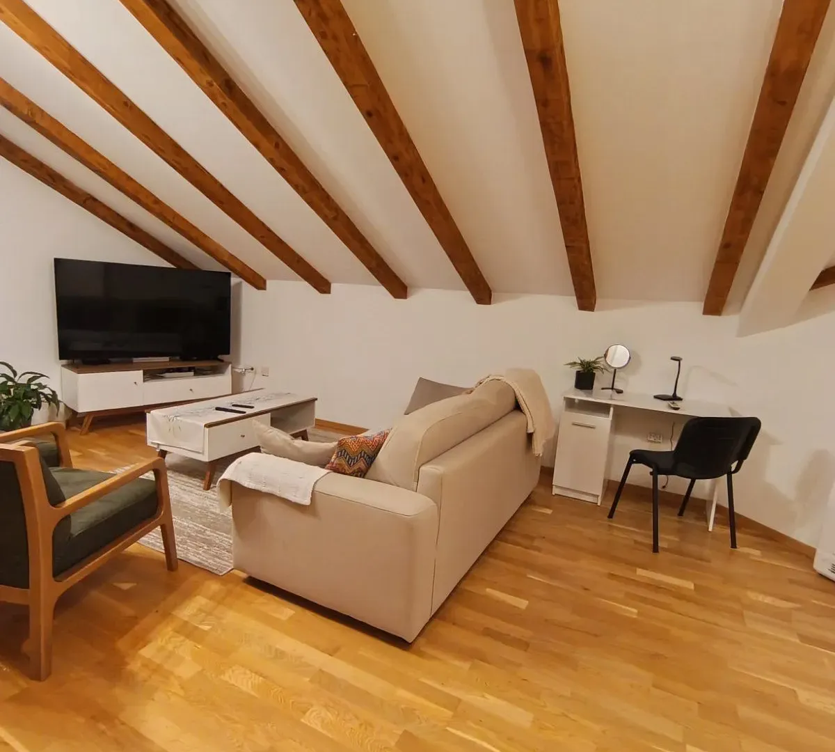 Izdavanje, trosoban stan, 111m², Kalimanj, Tivat