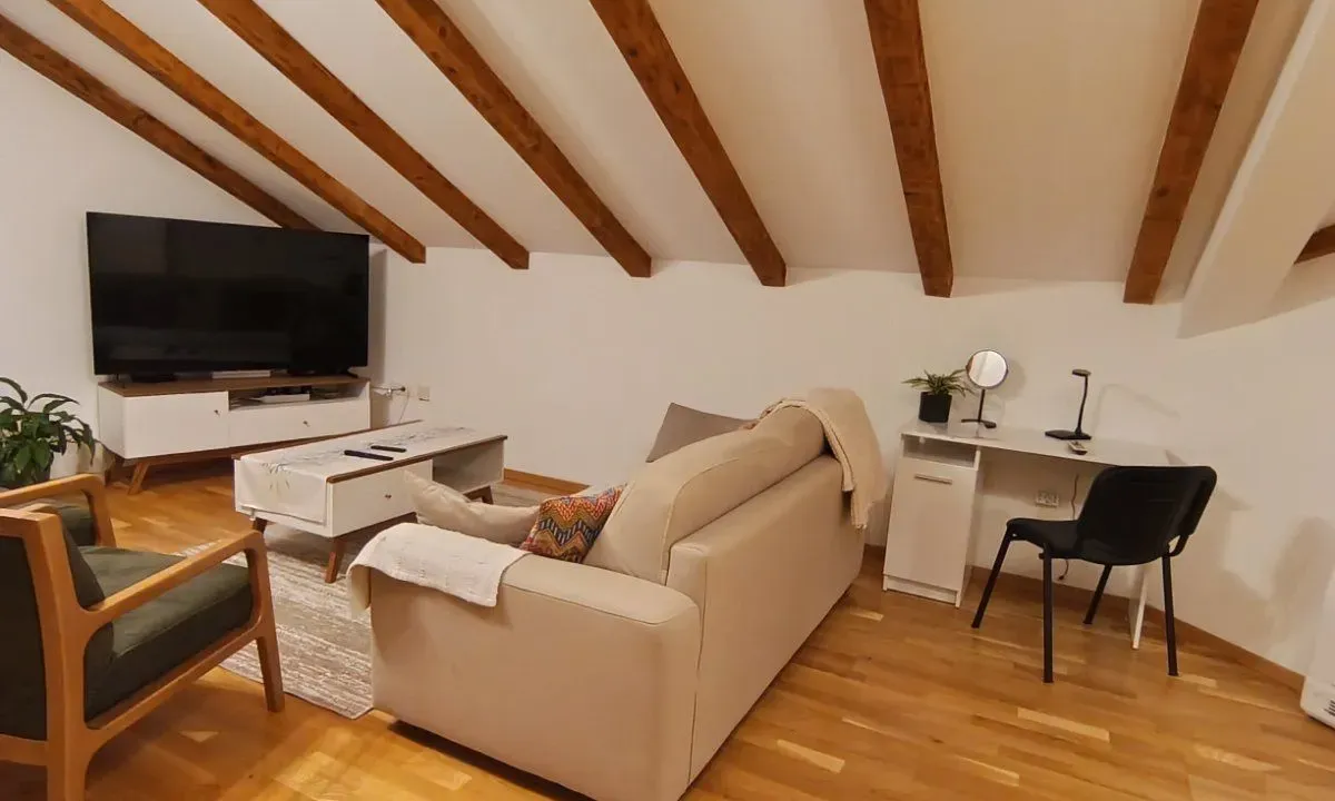 Izdavanje, trosoban stan, 111m², Kalimanj, Tivat