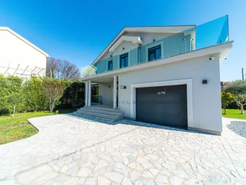 Izdavanje, kuća, 220m², Podgorica, Crna Gora