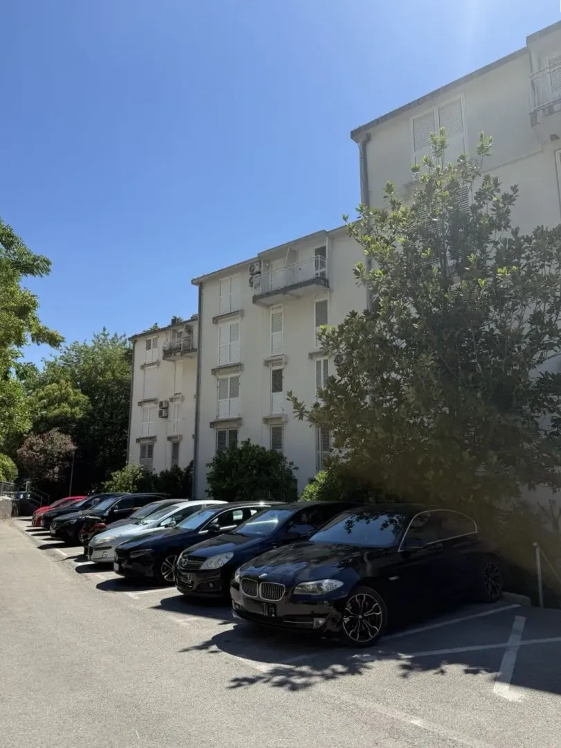 Izdavanje, dvosoban stan, 62m², Dobrota, Kotor