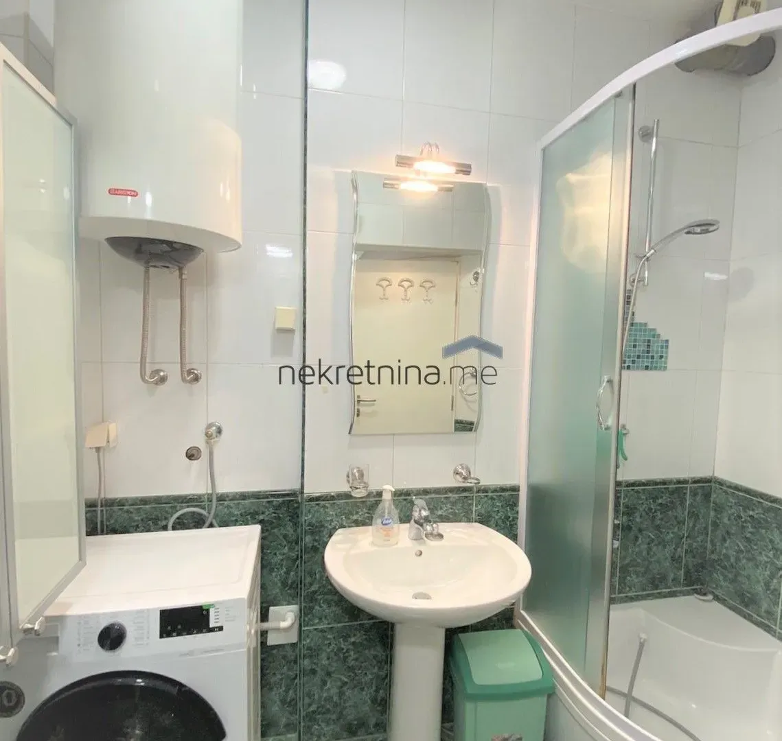 Izdavanje, dvosoban stan, 90m², Centar, Podgorica